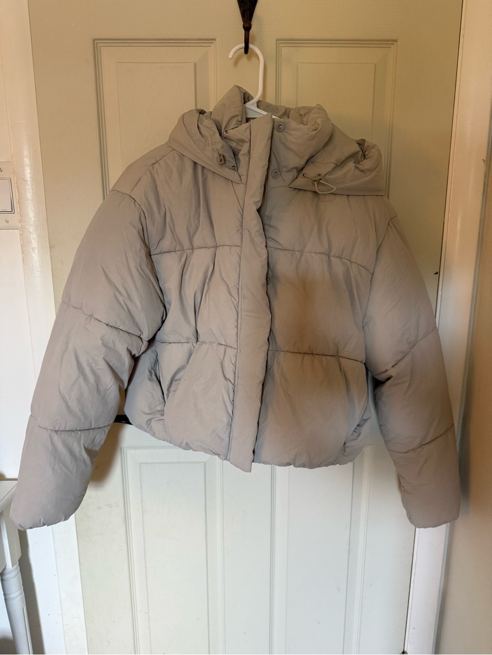 Zara Cropped Puffer Jacket in Light Beige
